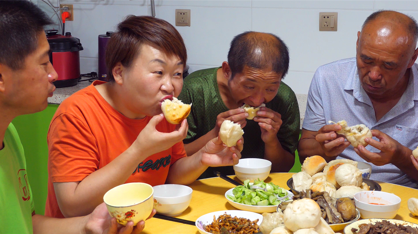 茄子辣椒蒸包子好吃吗?东北大妈蒸老面包子,媳妇一手一个吃过瘾