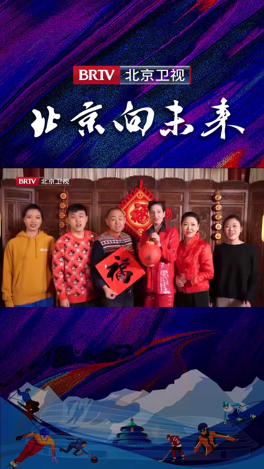 越来越多的外国人留在中国只为了体验春节气氛,这位荷兰朋友就选择在四合院内寻找中国大厨学习包