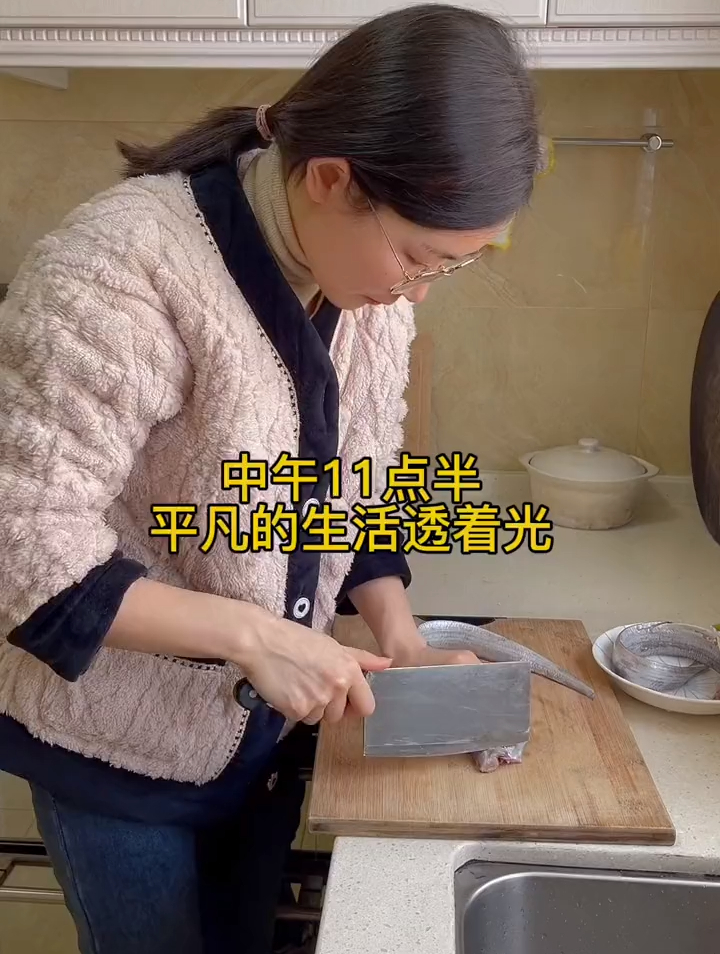 下午接孩子的路上一起说说笑笑,到家吃了三碗饭的女儿搞笑了