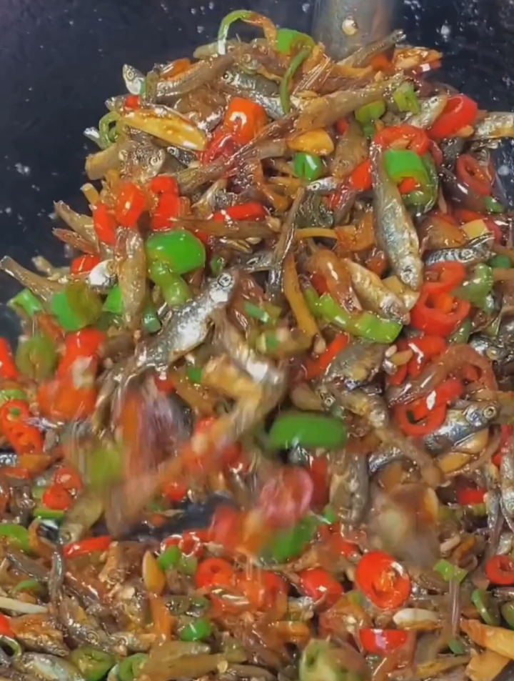 湖南淡水小鱼小虾,炒上这么一盘,好吃是好吃,就是太费米饭了