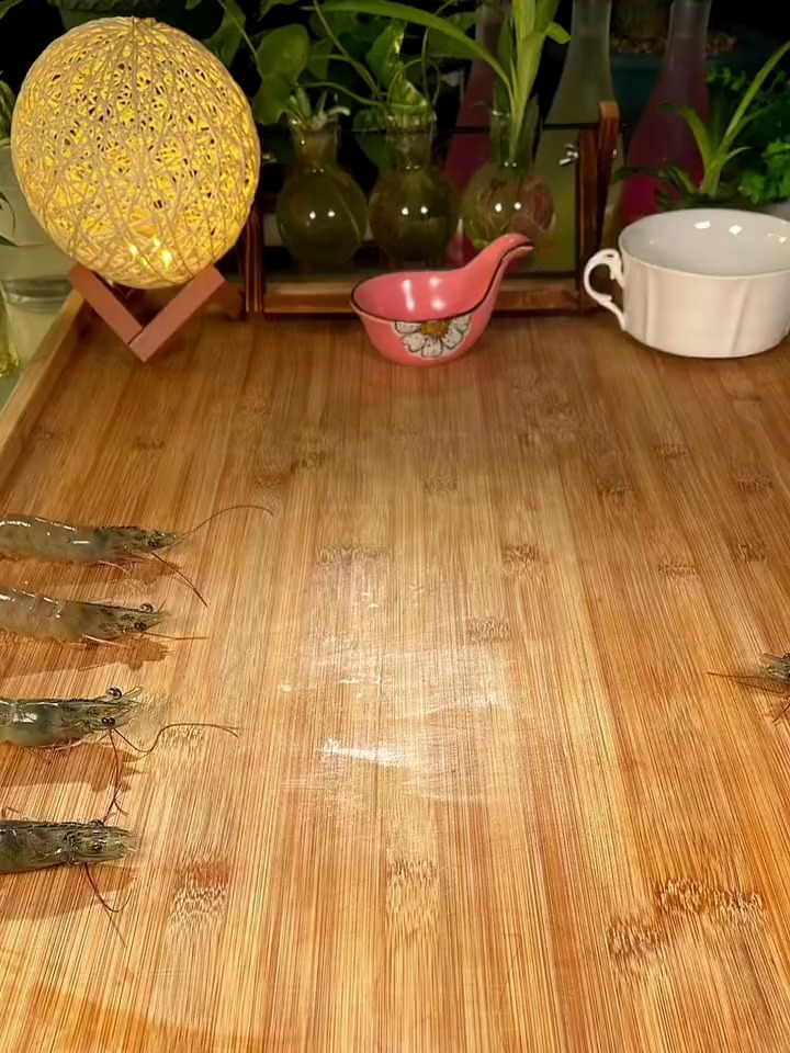 这是一款大人小孩都爱吃的虾滑脆皮卷,一口一个酥脆