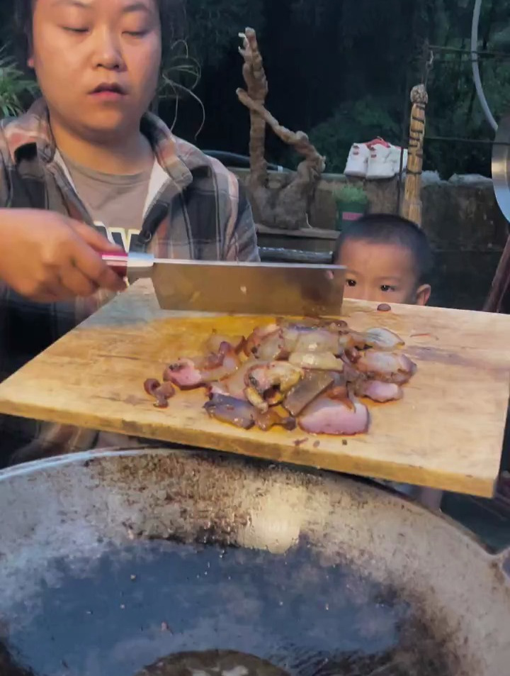 贵州折耳根炒腊肉,贵州人的最爱,这次应该没有人喷我了吧
