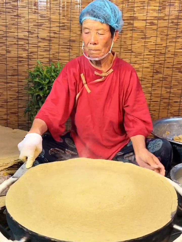 最近粗粮煎饼太火了,这种粗粮煎饼制作难度大,一天只能烙几十张