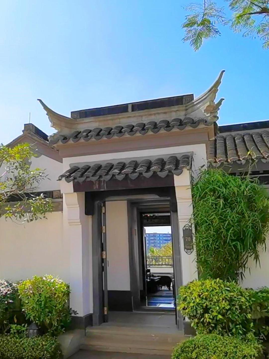 海南房价像一个笑话,趁机拿下228平徽派建筑别墅,带花园和泳池