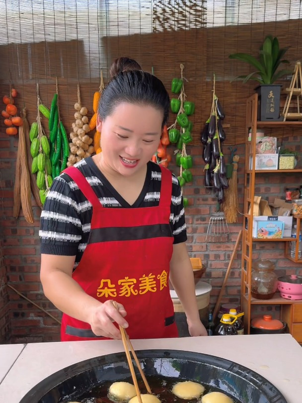 朵朵今天做的河南炸糖糕,个个金黄酥脆,太好吃了