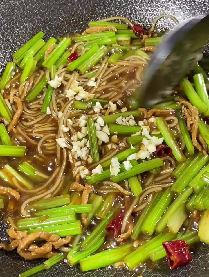 家乡美食 东北特色 下饭菜芹菜炒粉条