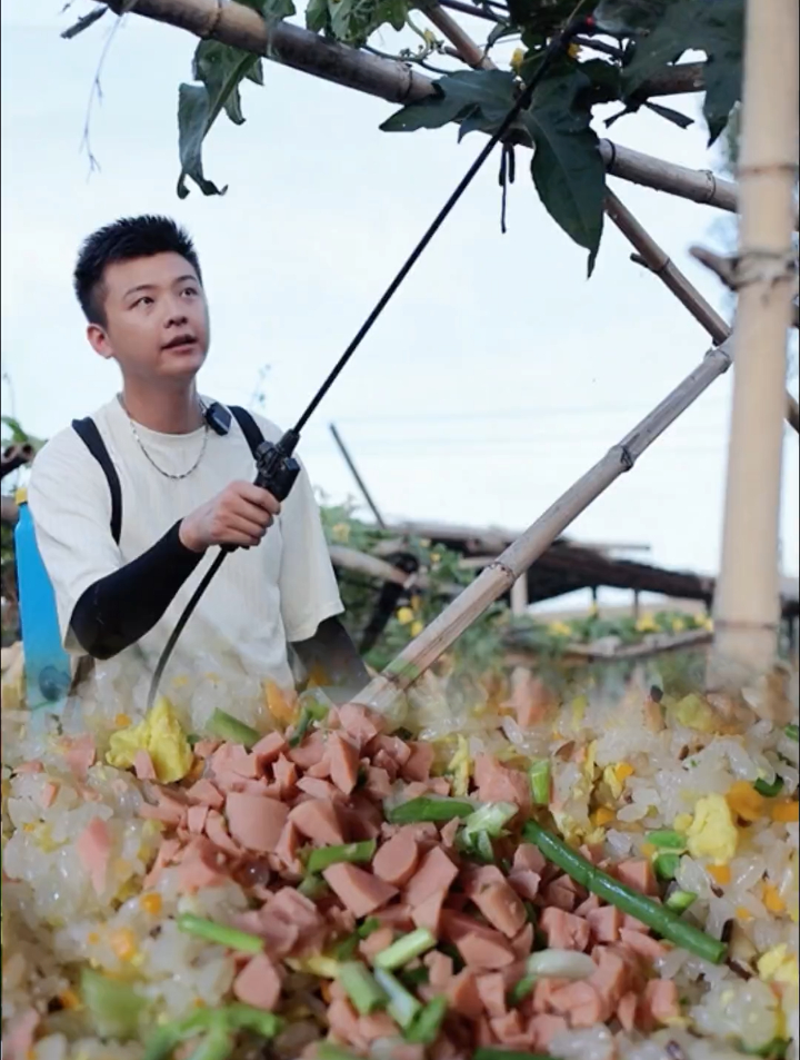 我们这边的家常糯米饭做法简单又“豪夹”再配上一碗油条汤