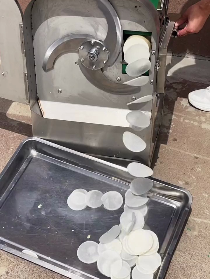 食堂切菜可以用这样的切菜机,省时又省力,切菜快速还好看