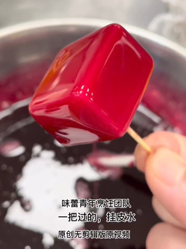 红皮水:明胶片10片,红菜头汁500克,糖30克,白兰地酒10克