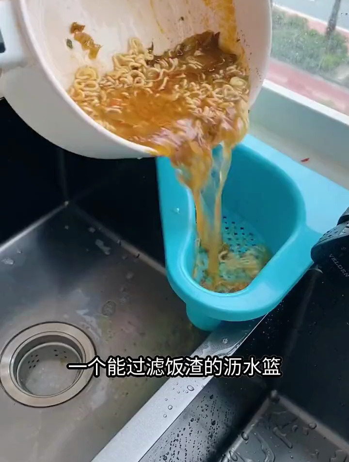 家里厨房的水槽,放上这个沥水篮,体积小不占地方沥水方便了