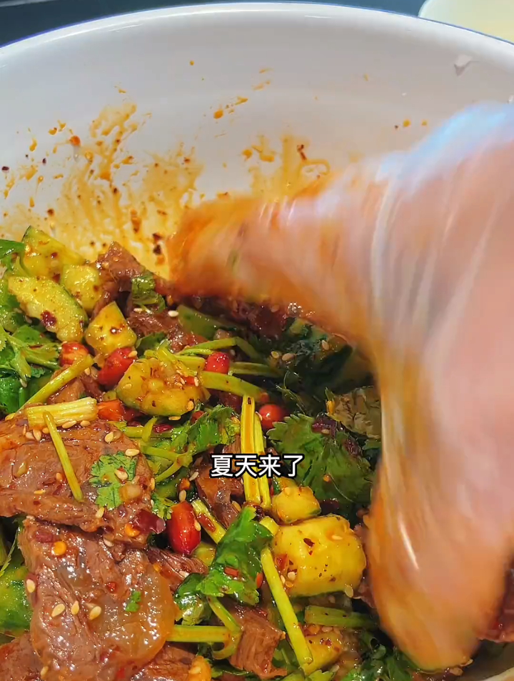 夏天来了,一定要试试这道凉拌牛腱子肉,好吃还不长肉
