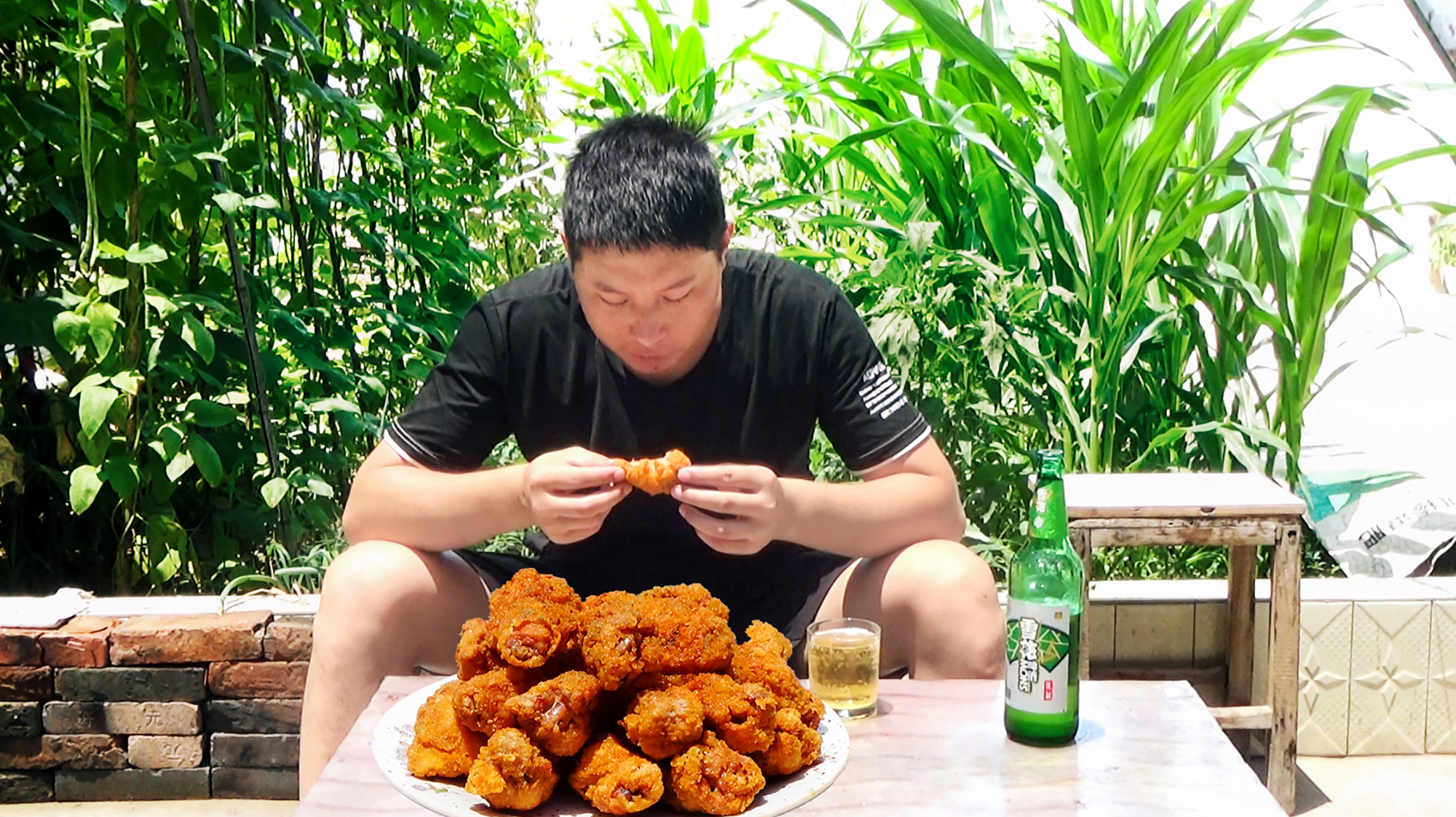 两斤鸡翅根,裹上鸡蛋液,沾上面包糠,下锅油炸,隔壁小孩馋哭了