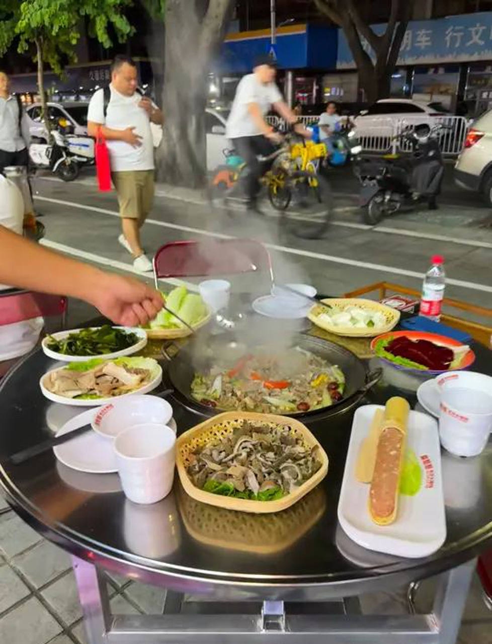 藏在深圳街边的炭炉羊肉煲,冬天就得吃热乎乎的