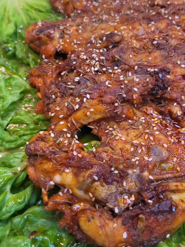 特色铁板鸡架,一锅可以做好几个,焦香酥脆,多加孜然辣椒面