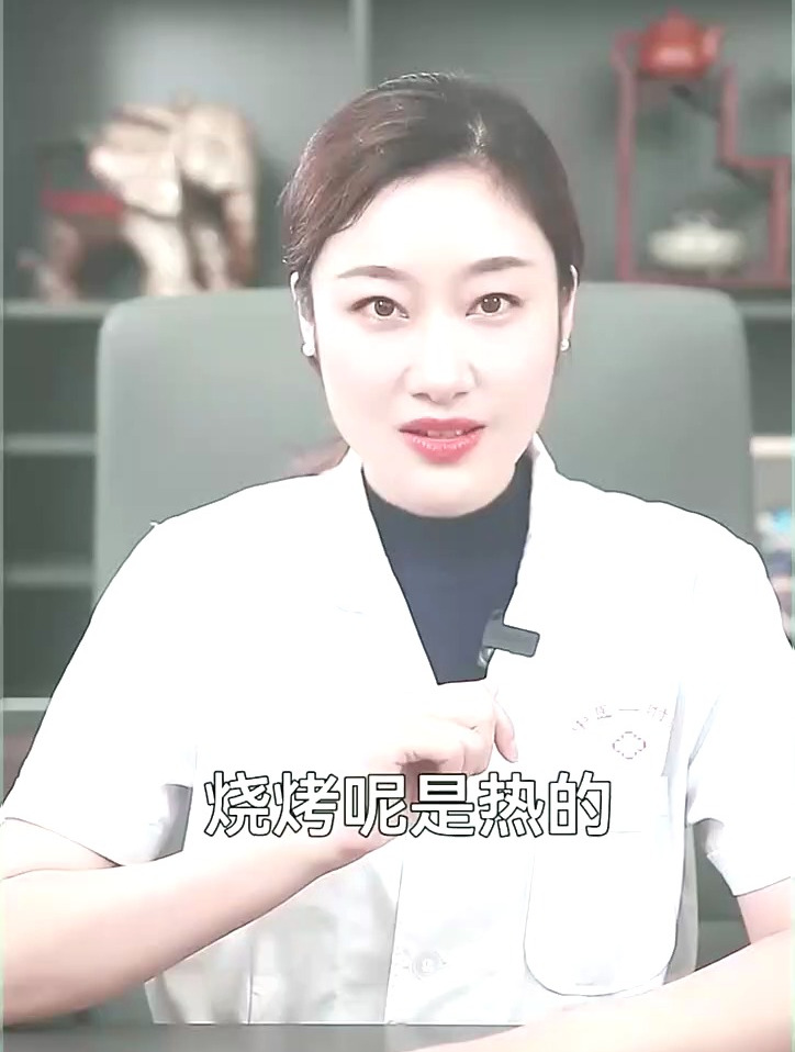 边喝酒边吃烧烤的人注意,容易发生热厥,对身体不好