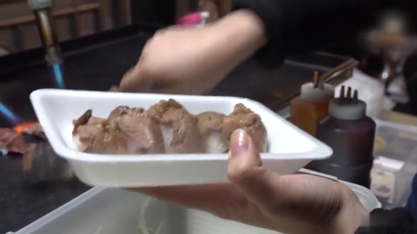 发现美食:韩国街头小吃手工寿司,速烤生牛肉最新鲜生猛的吃法