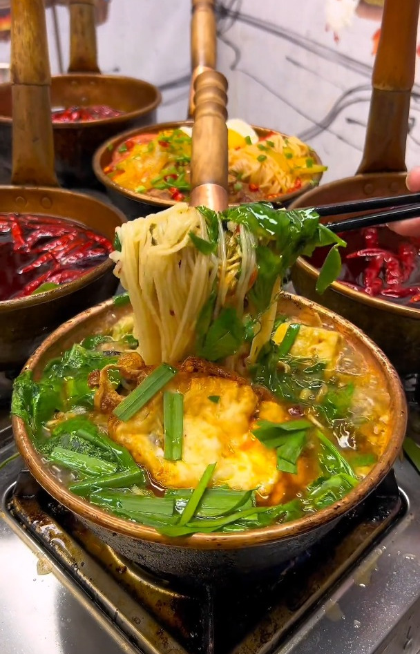鲜肉肥牛米线,配上脆脆的腰花以及口感独特的豌豆尖,营养美味