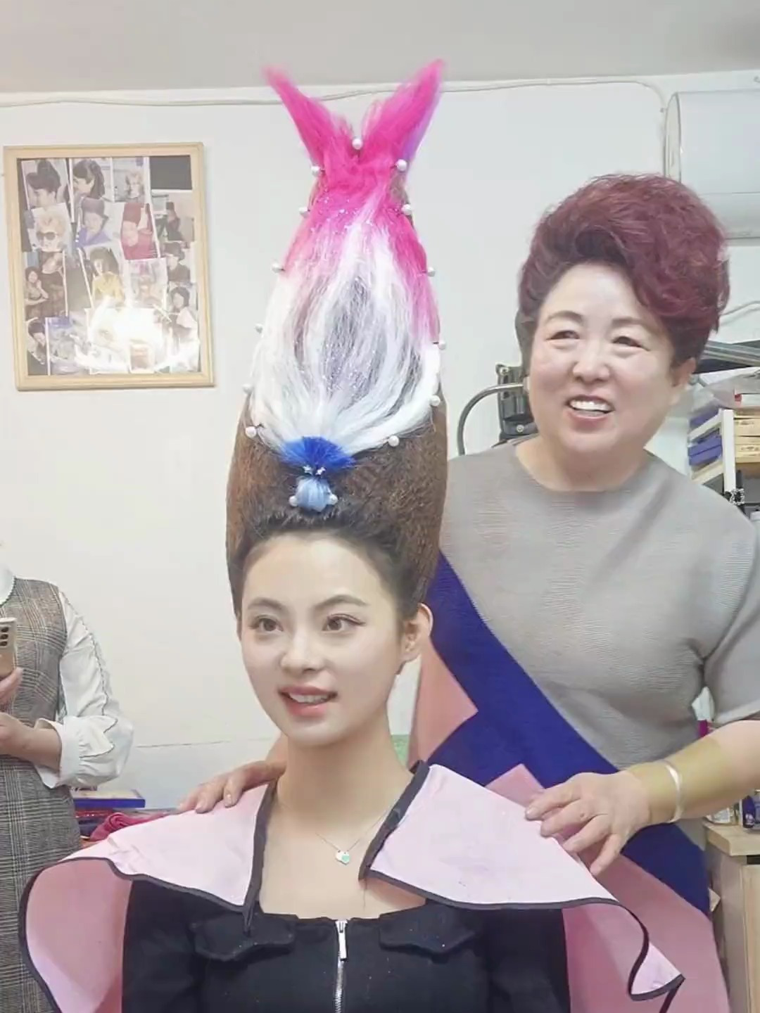 继续给小姐姐盘一个炸裂的美人鱼发型