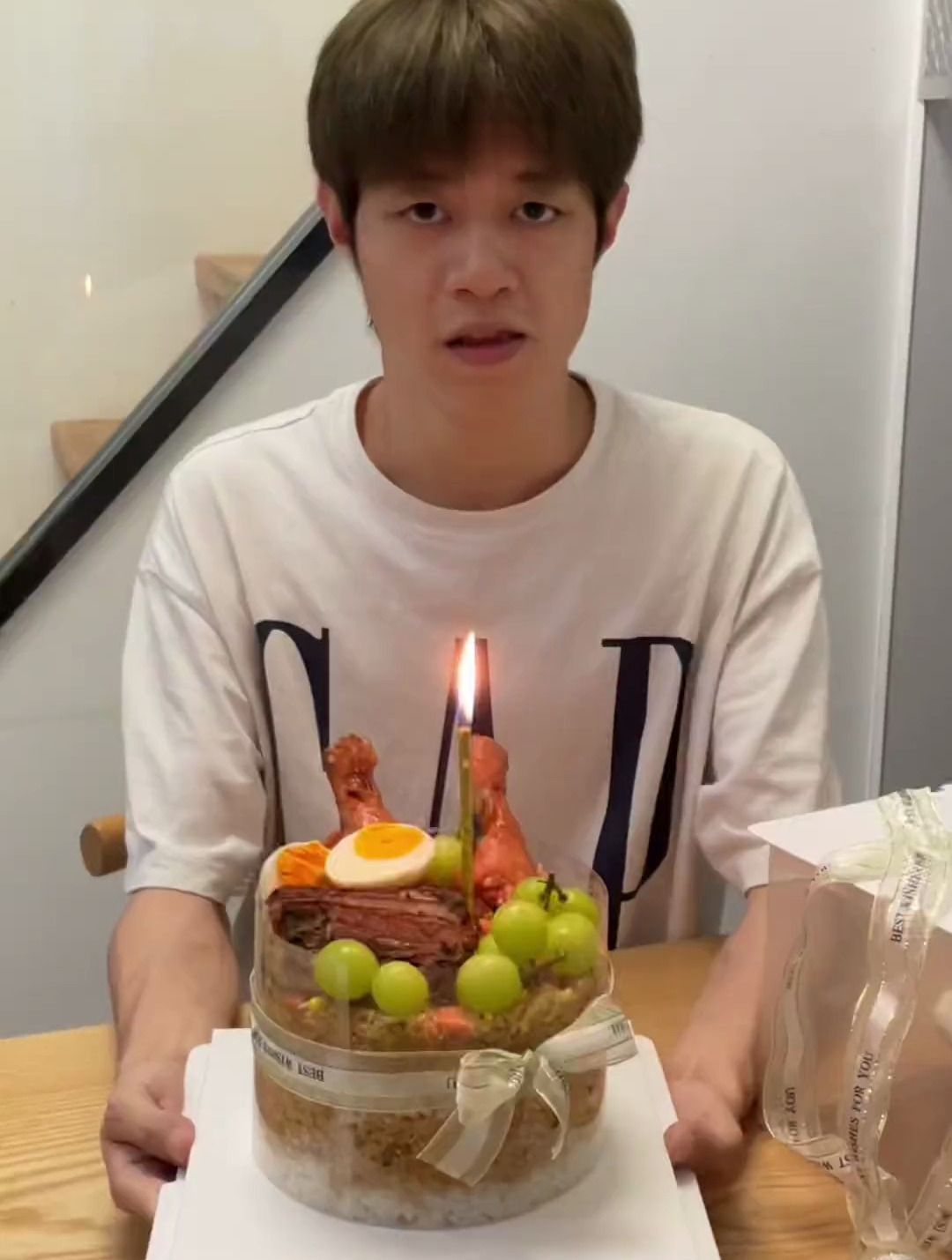过生日沙雕室友送的蛋糕,有荤又有素,我真的爱了呢