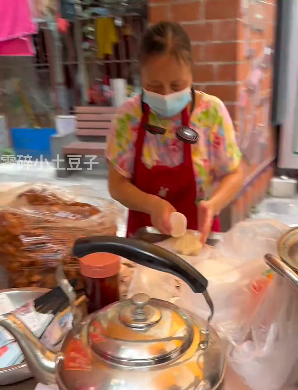 街头巧遇大妈现做的糯米糍!软糯包油条真香!