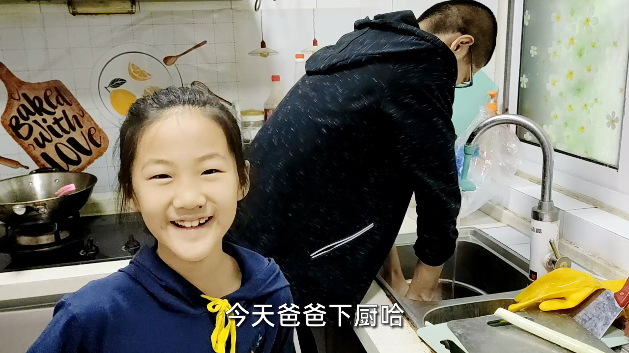 中午爸爸做饭,难得下厨,炒个菜3遍才成功,有点翻车了