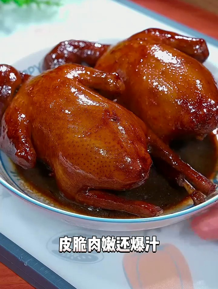 鸽子不要老是炖汤啦,做成红烧乳鸽,一上桌抢着吃～