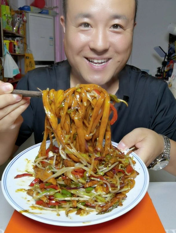 简单家乡味新疆美食炒拉条子乖乖劲道爽滑口感太好了,味道绝绝子