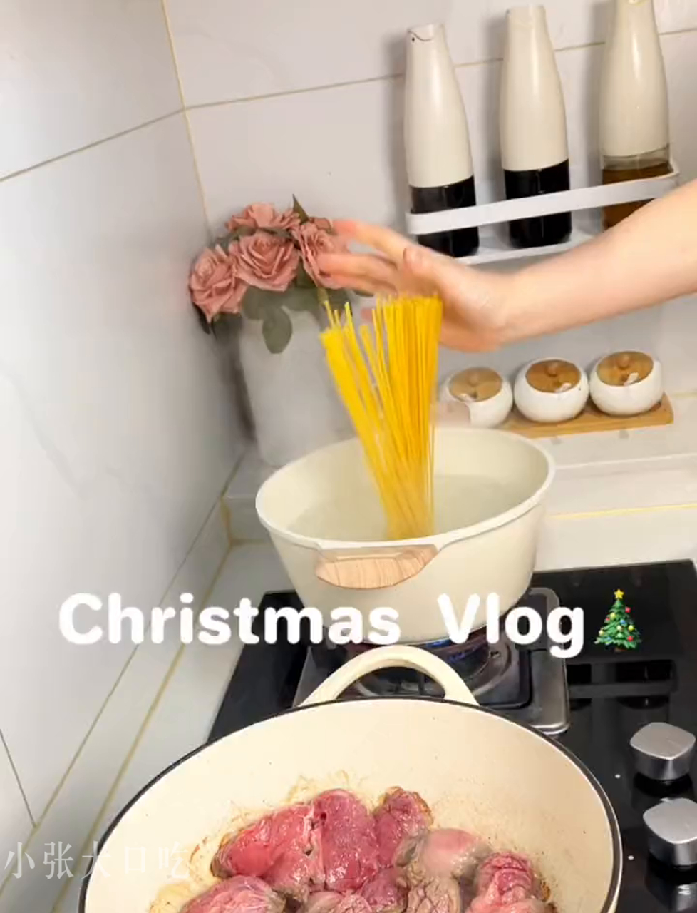 今儿吃点啥?来份法式红酒炖牛肉,低卡的哦!还有奶油蘑菇意面,牛排也别忘了最后,来杯水果味儿