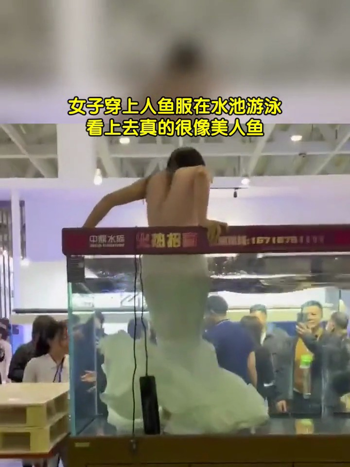 女子穿上人鱼服在水池游泳 看上去真的很像美人鱼