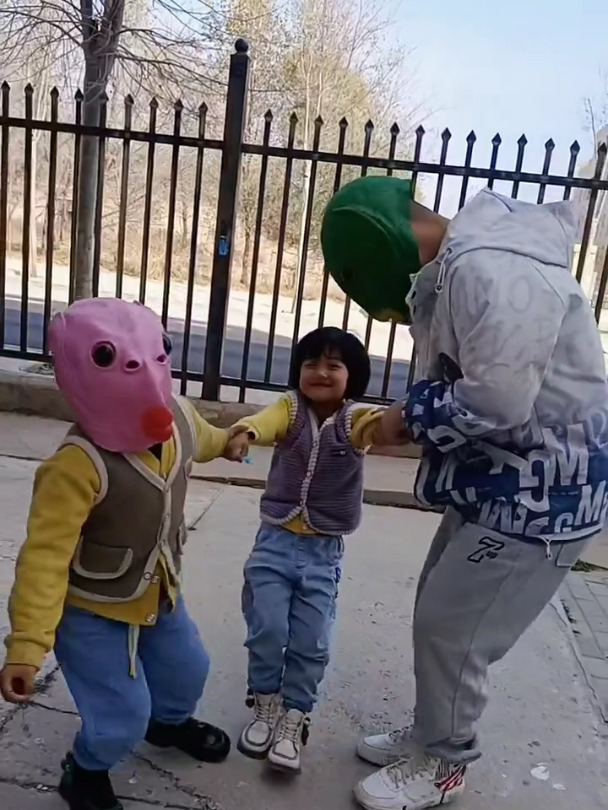 鱼头怪骗小黄鸭自己给他变魔术,结果骗走了小黄鸭的钱!