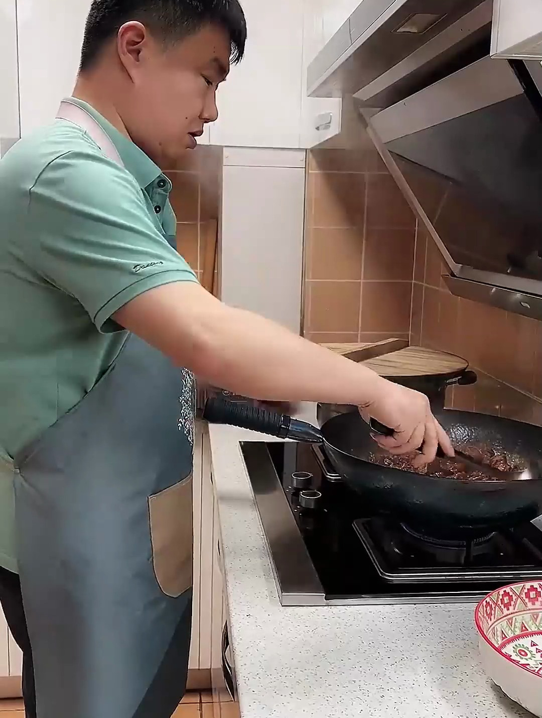 老公买了驴肉,做红焖驴肉吃,肉块超大,色香味俱全,太好吃了