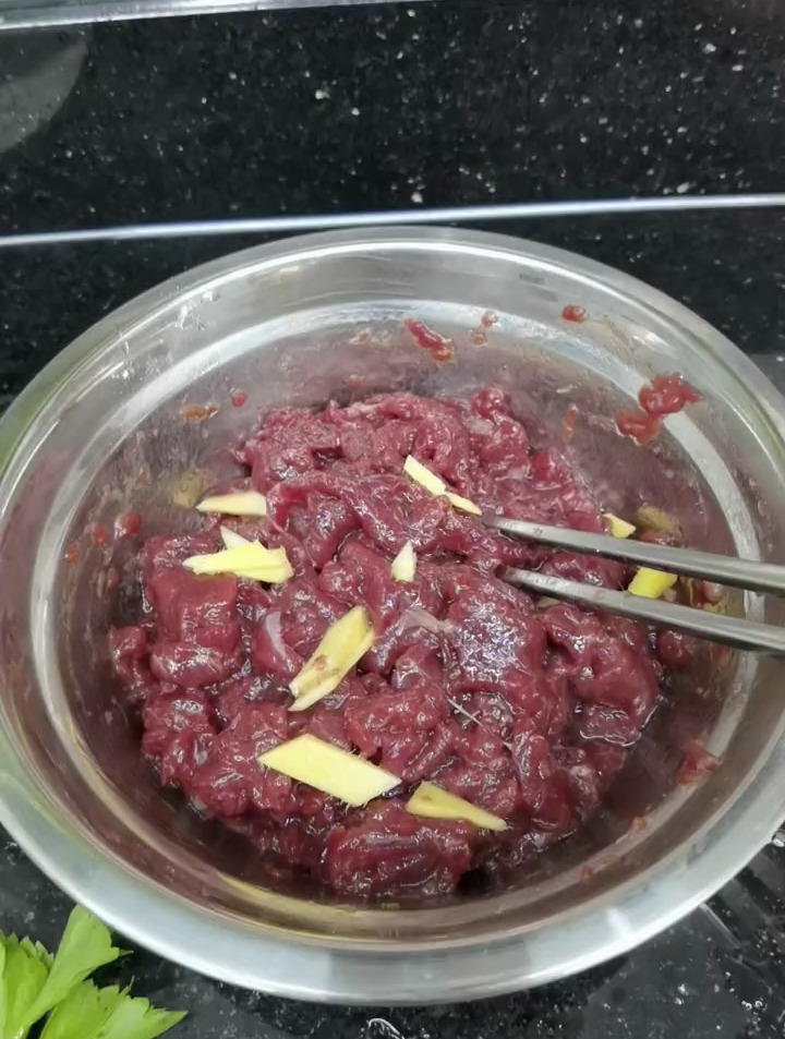 蚝油牛肉蒸金针菇,手工马鲛鱼丸汤,豆酱炒地瓜叶!