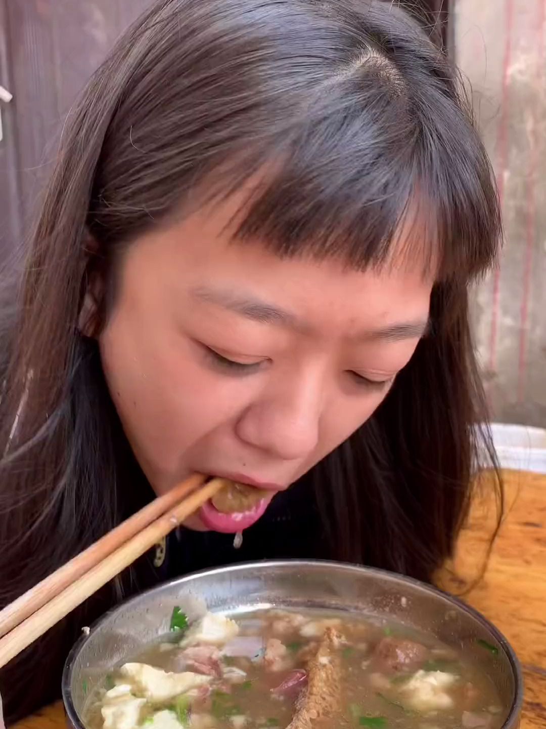 带贝贝来河南开封吃四味菜,泡在一碗浓香的羊骨汤里吃,绝了!