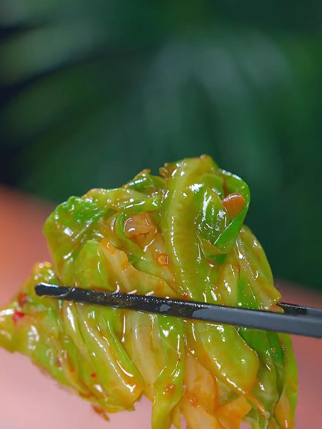 这样做的干锅包菜好吃还下饭,关键做法还特别简单