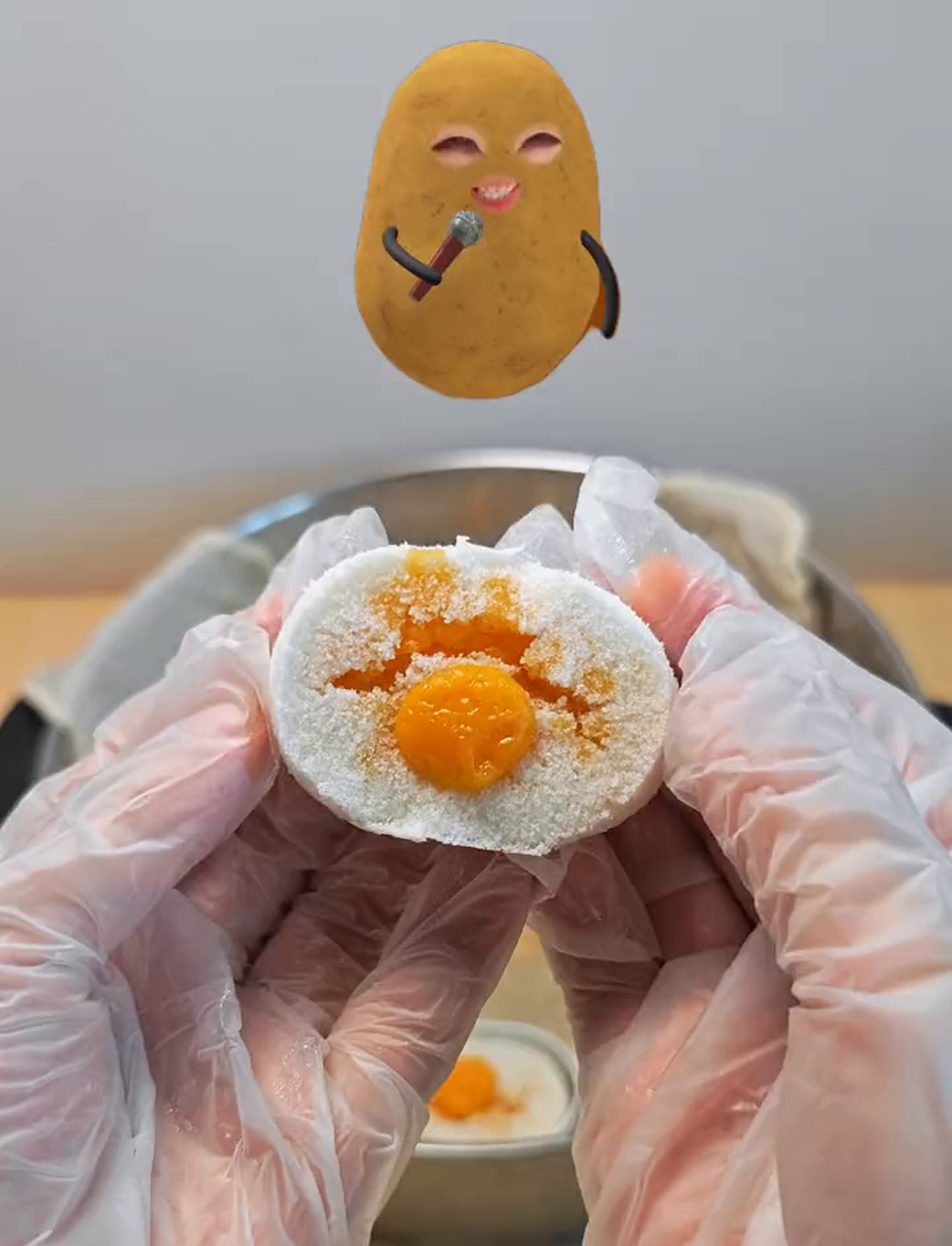 只需一口蒸锅,轻松搞定软糯咸香的咸蛋黄米糕!