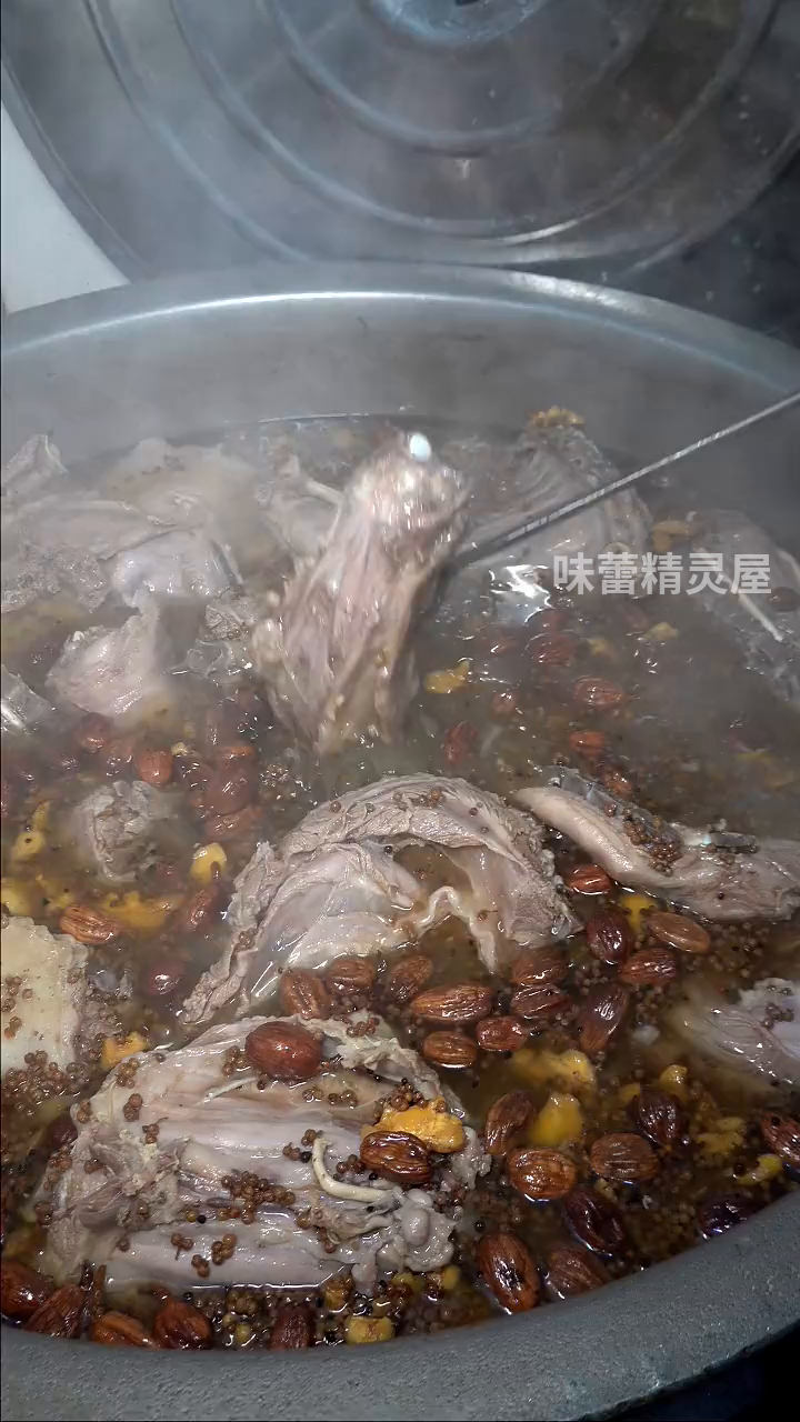 兰州街边的手抓羊肉.超多花椒炖煮不膻不柴.配上椒盐和辣椒蘸水一口下去也太香了