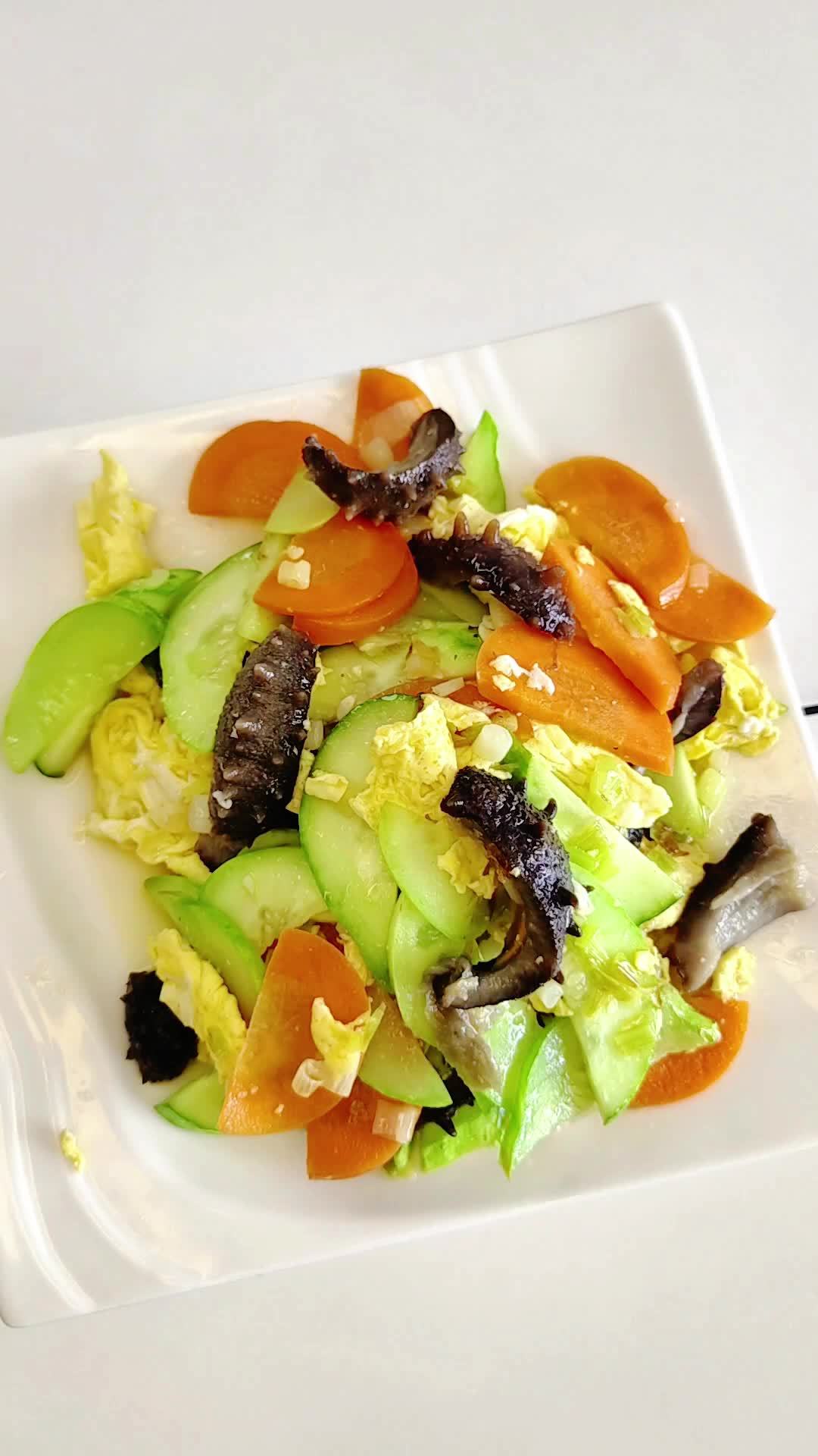 海参味道比较淡,今天做一道什锦炒海参