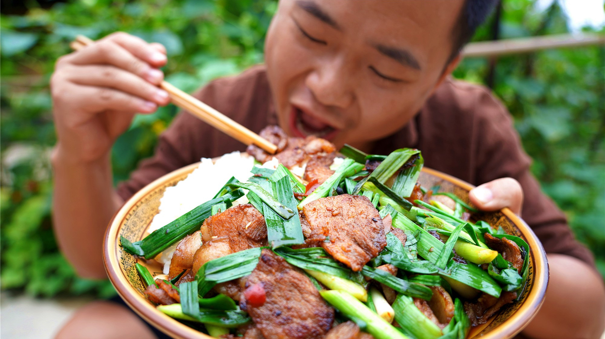 回锅肉这样吃才叫爽,和蒜苗放进锅里一炒,肥而不腻,好吃又下饭
