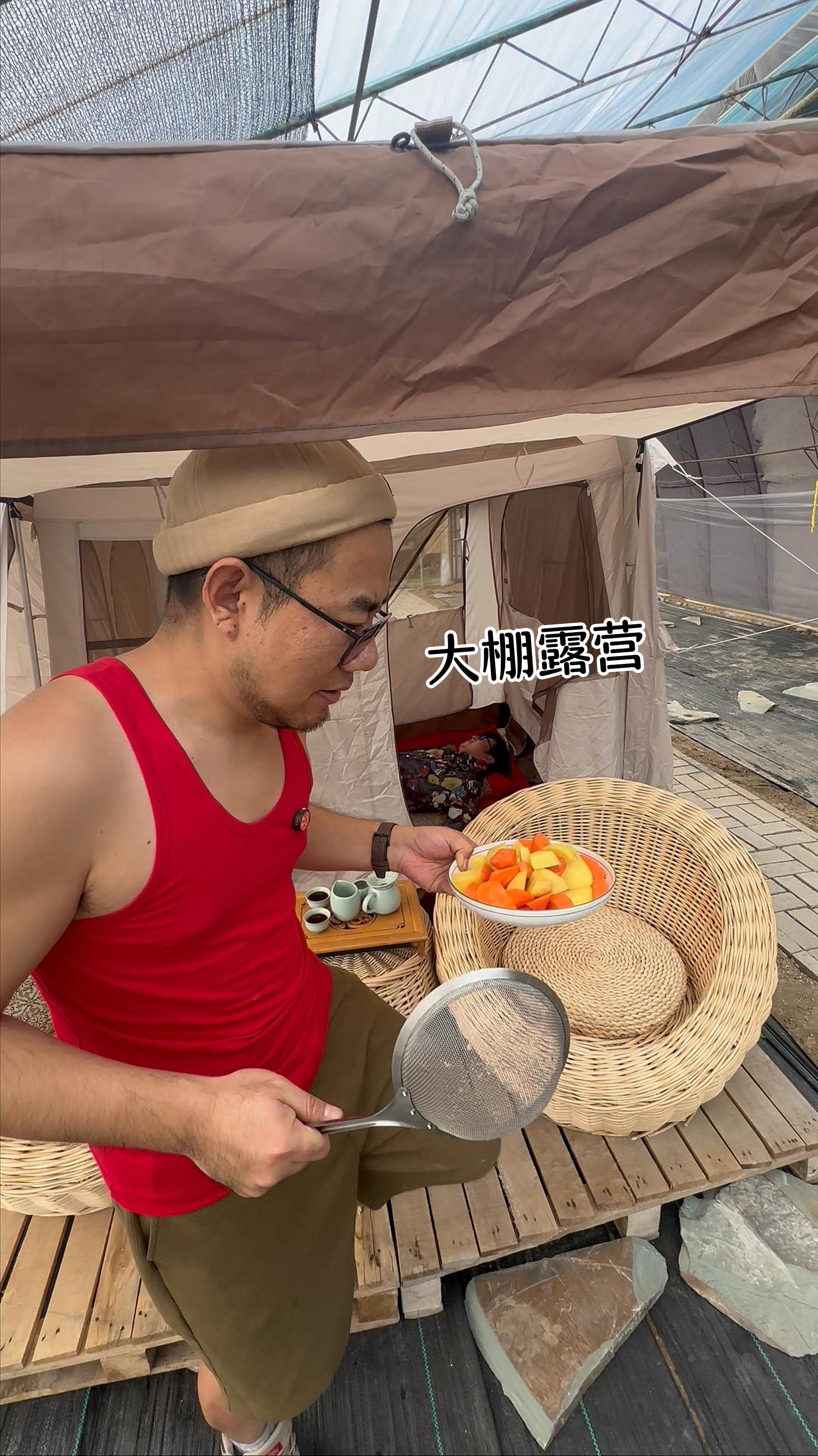 自从在村里整了个大棚,不光是朋友的免费菜市场,还支起了帐篷!