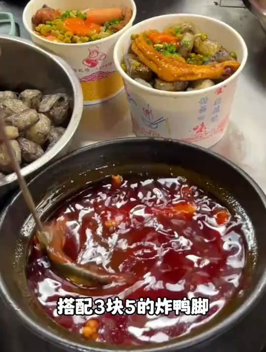 一口爆汁的臭豆腐加软糯入味的虎皮凤爪虎皮鸭爪简直是太香了!