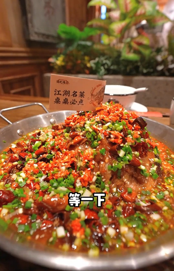 爆香肘子肉和麻辣叫花鸡,重庆江湖菜给爱辣星人的会心一击!满意