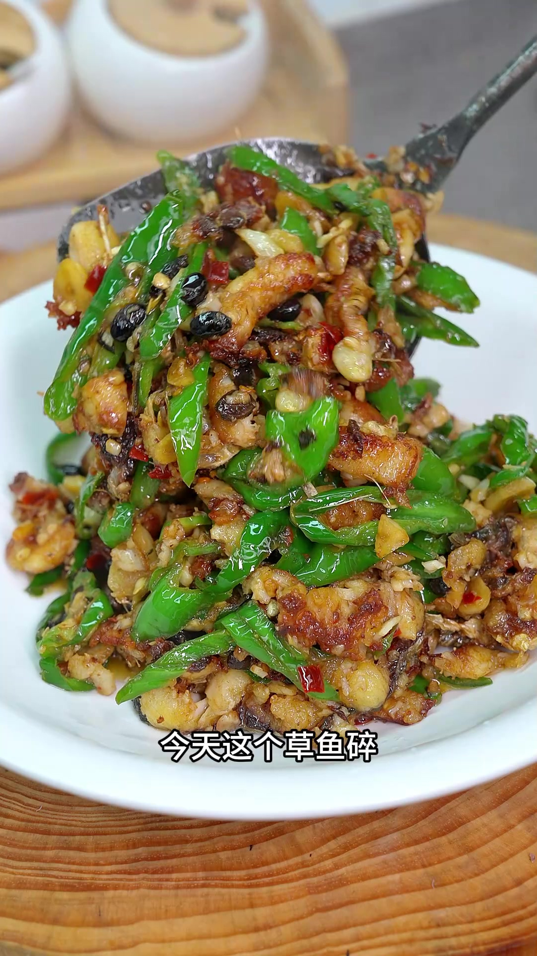 吃鱼煎不完整容易碎你就学我这样,做个青椒炒碎鱼色香味俱全