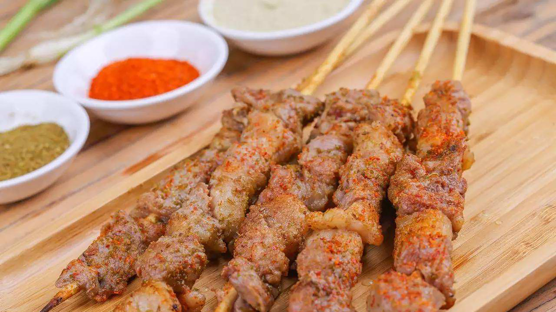 夏日烧烤“羊肉串”，独家腌制配方，一口羊肉一口酒，过瘾！