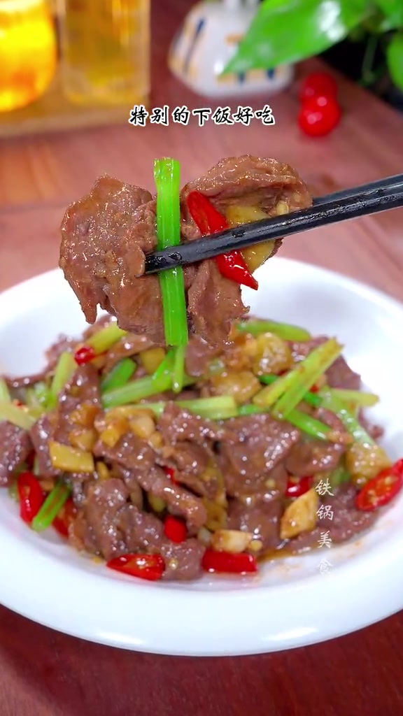 芹菜炒牛肉的家常做法,鲜嫩爽口,超级下饭