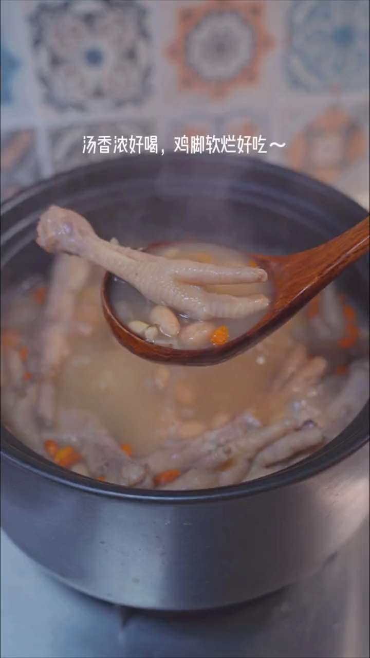 广东靓女都好中意的花生眉豆鸡脚汤,非常香浓好喝!