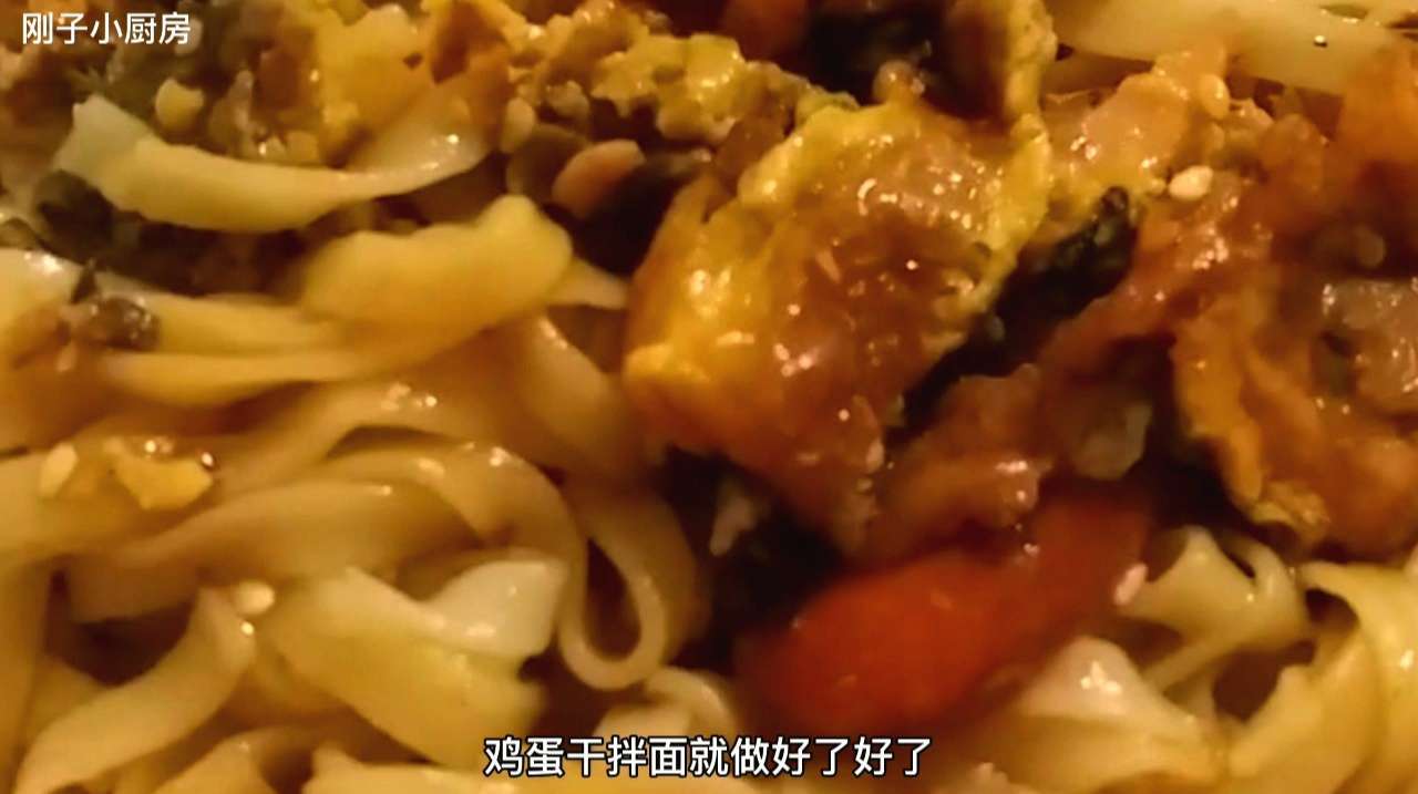 火腿鸡蛋干拌面家常做法,味道又好又简单,多吃不腻好安逸