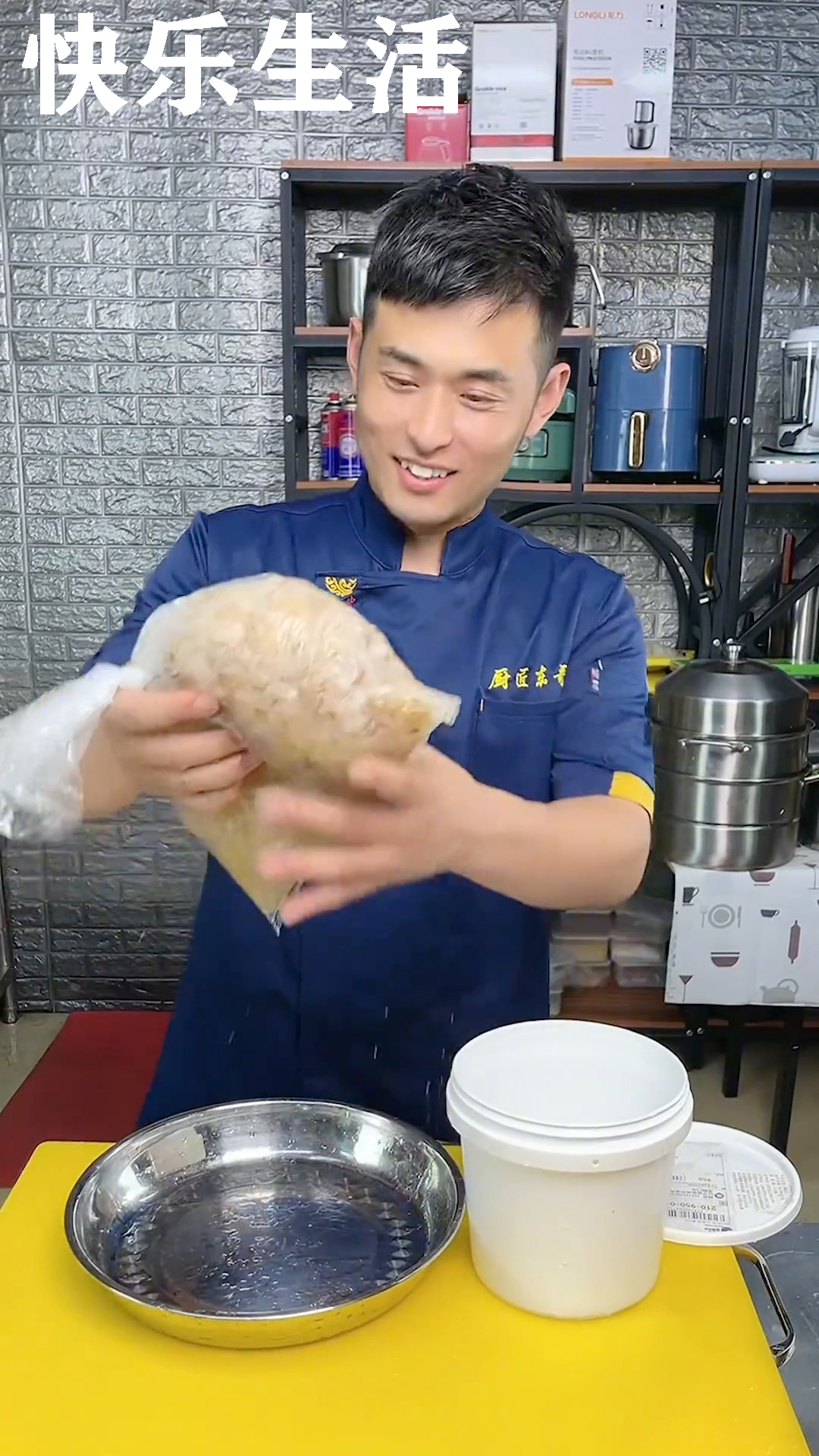 来人去客整一道硬身的小凉菜,白菜丝拌海蜇