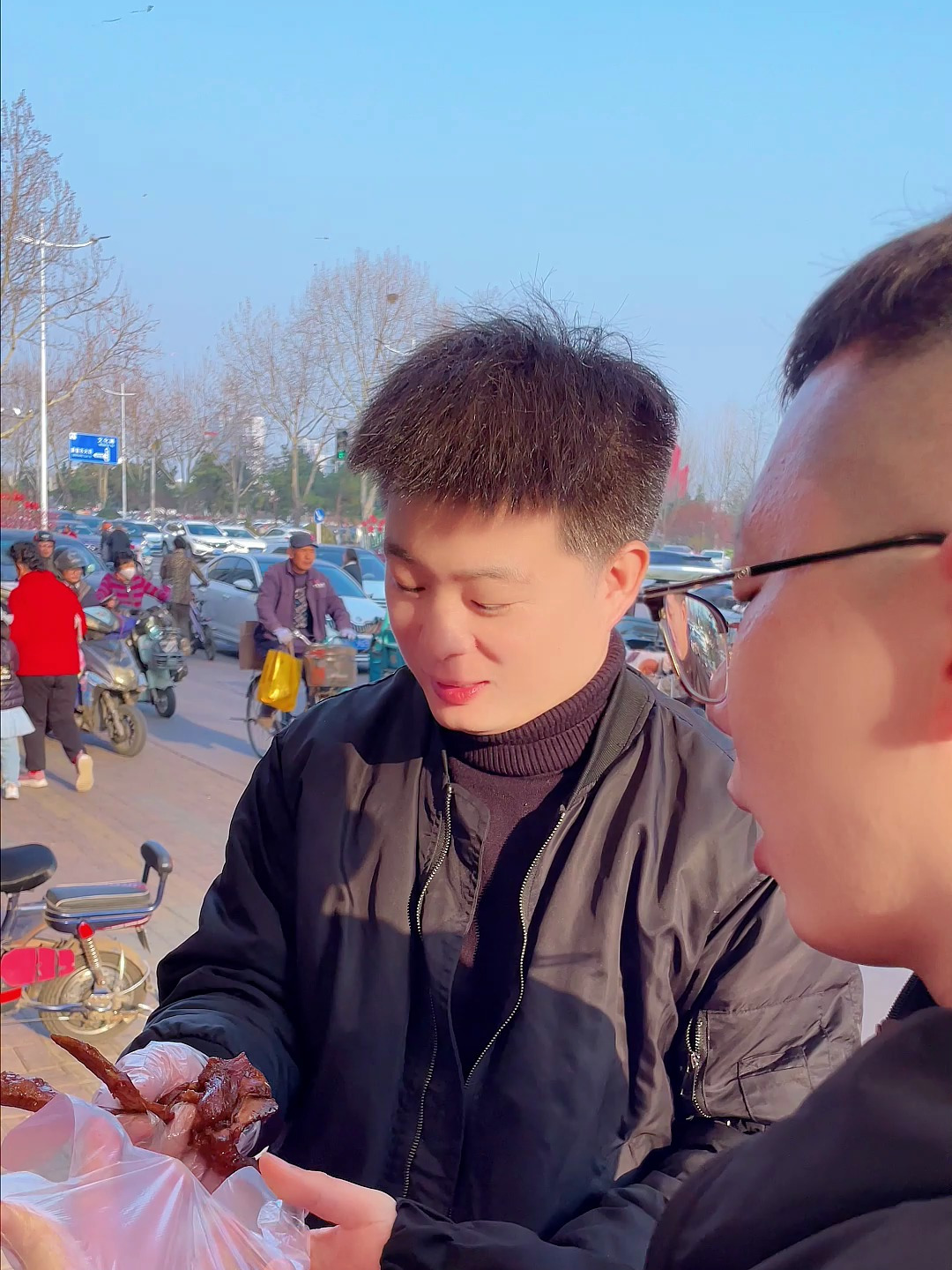 来来来,一起吃鸭货