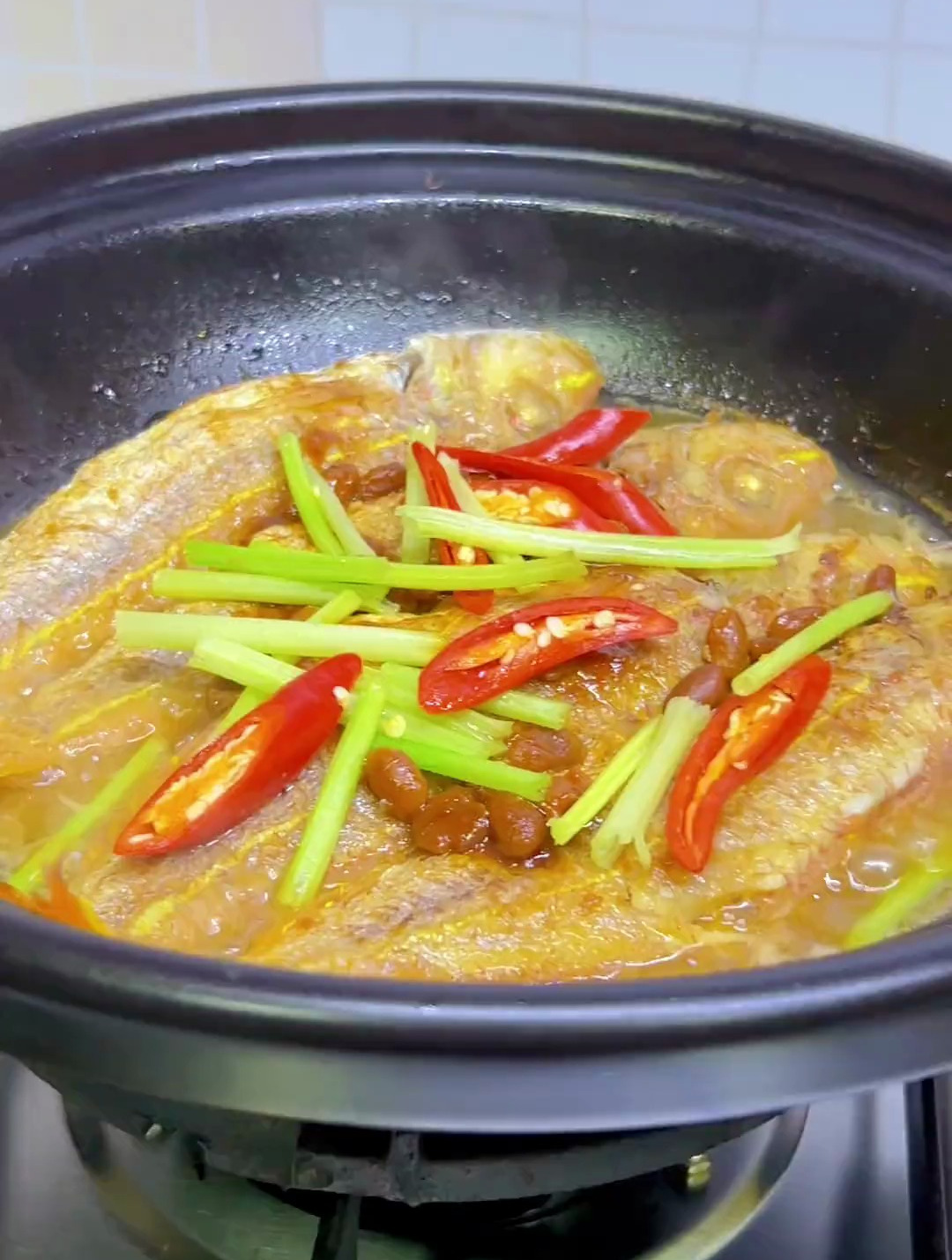 一家四口都爱吃鱼是种什么体验?砂锅豆酱焖红杉鱼,非常鲜嫩好吃