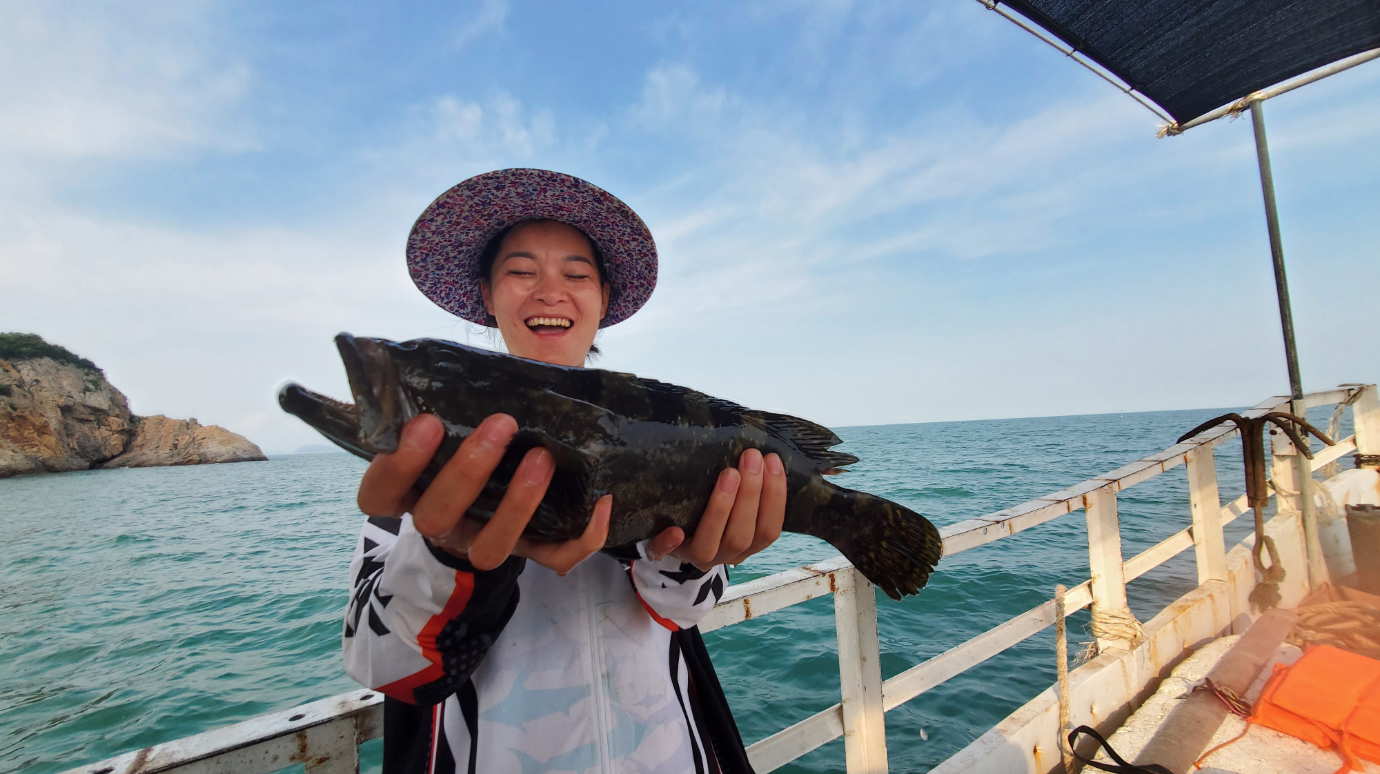 旺夫相的村花运气太好了,钓上的大鱼让几个大男人都自愧不如